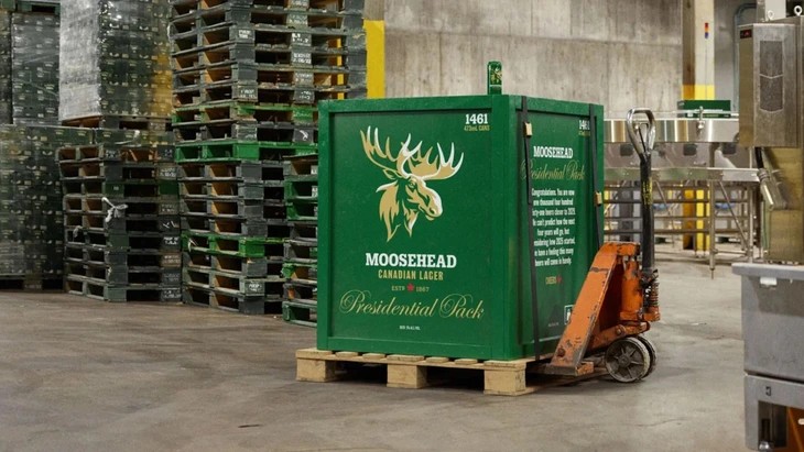 Hãng bia lâu đời nhất Canada - Moosehead Breweries - ra mắt thùng bia khổng lồ với 1.461 lon, đủ để uống mỗi ngày trong nhiệm kỳ bốn năm của ông Trump. Hãng bia lâu đời nhất Canada - Moosehead Breweries - ra mắt thùng bia khổng lồ với 1.461 lon, đủ để uống mỗi ngày trong nhiệm kỳ bốn năm của ông Trump.