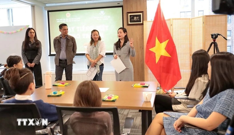 Tôn vinh tiếng Việt: Lan tỏa tình yêu tới các em nhỏ tại thành phố New York, Mỹ Tôn vinh tiếng Việt: Lan tỏa tình yêu tới các em nhỏ tại thành phố New York, Mỹ