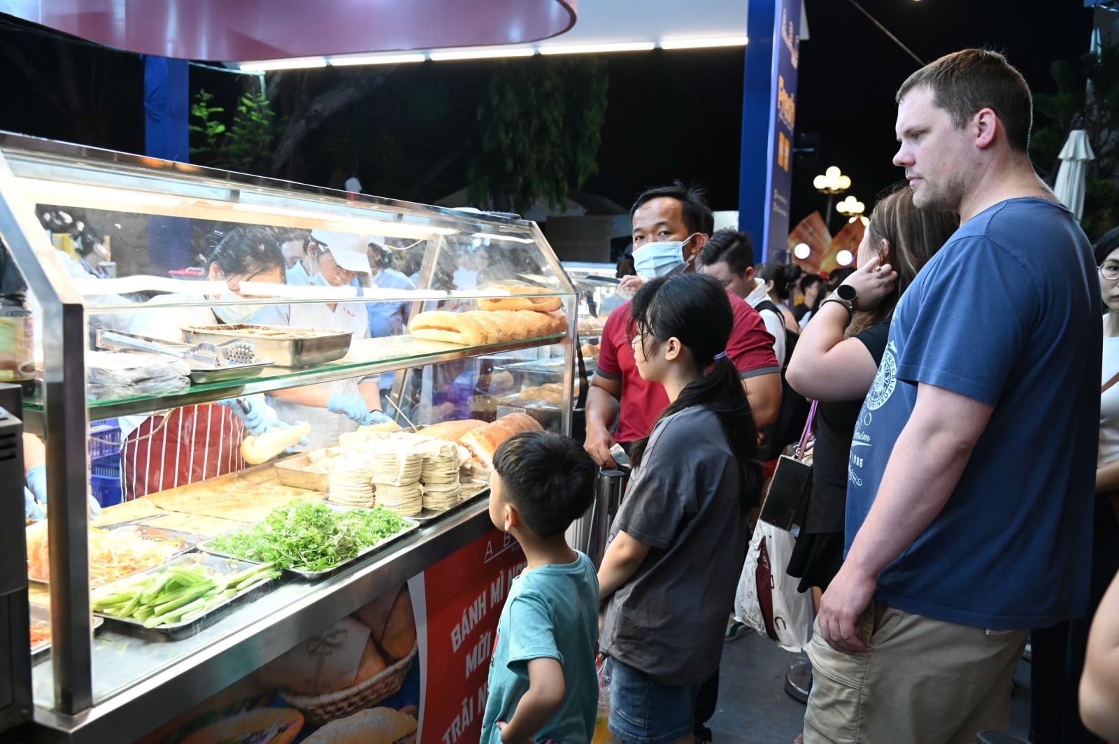 Du khách nước ngoài xếp hàng chờ thưởng thức bánh mì Việt Du khách nước ngoài xếp hàng chờ thưởng thức bánh mì Việt