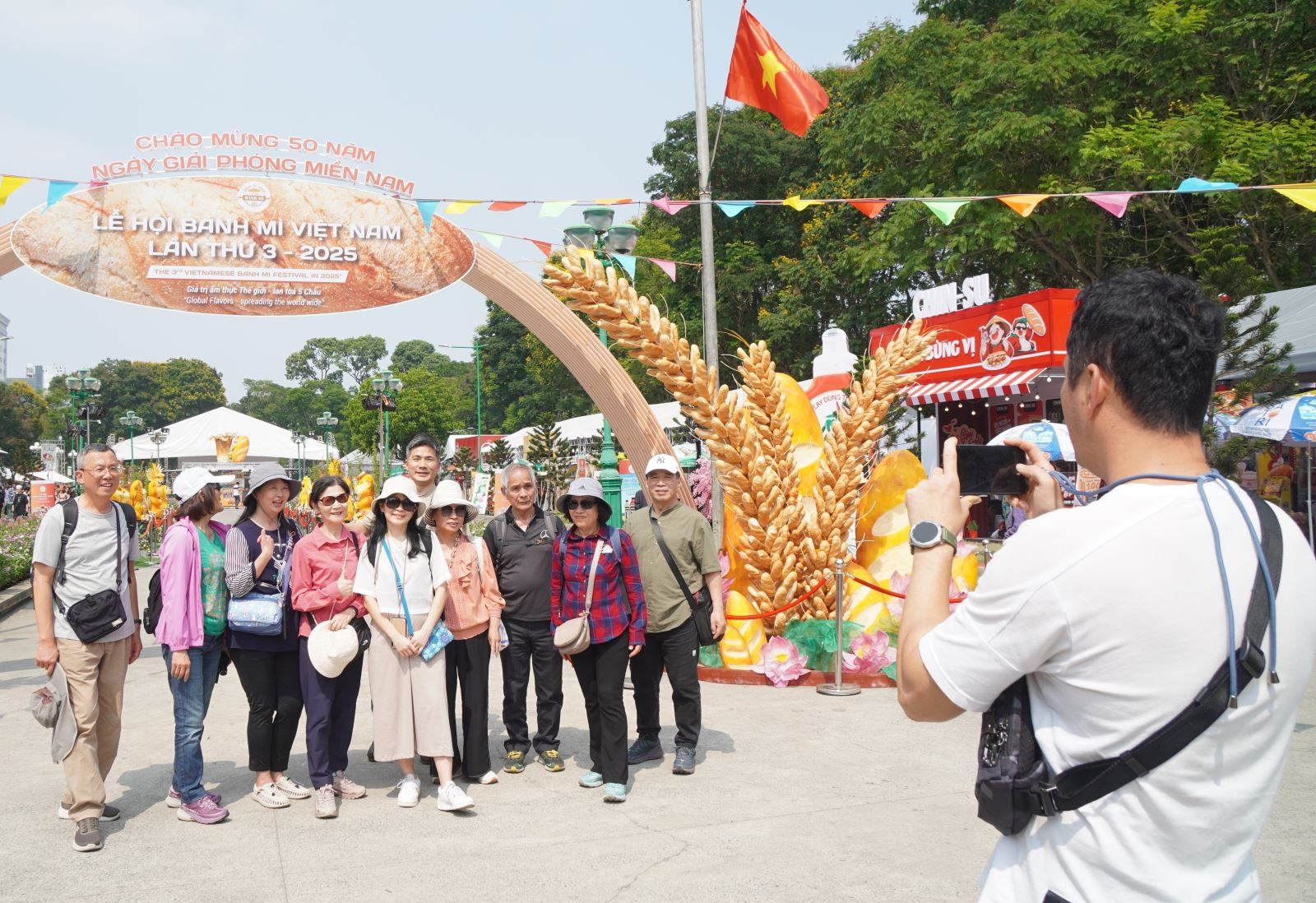 Du khách nước ngoài xếp hàng chờ thưởng thức bánh mì Việt Du khách nước ngoài xếp hàng chờ thưởng thức bánh mì Việt