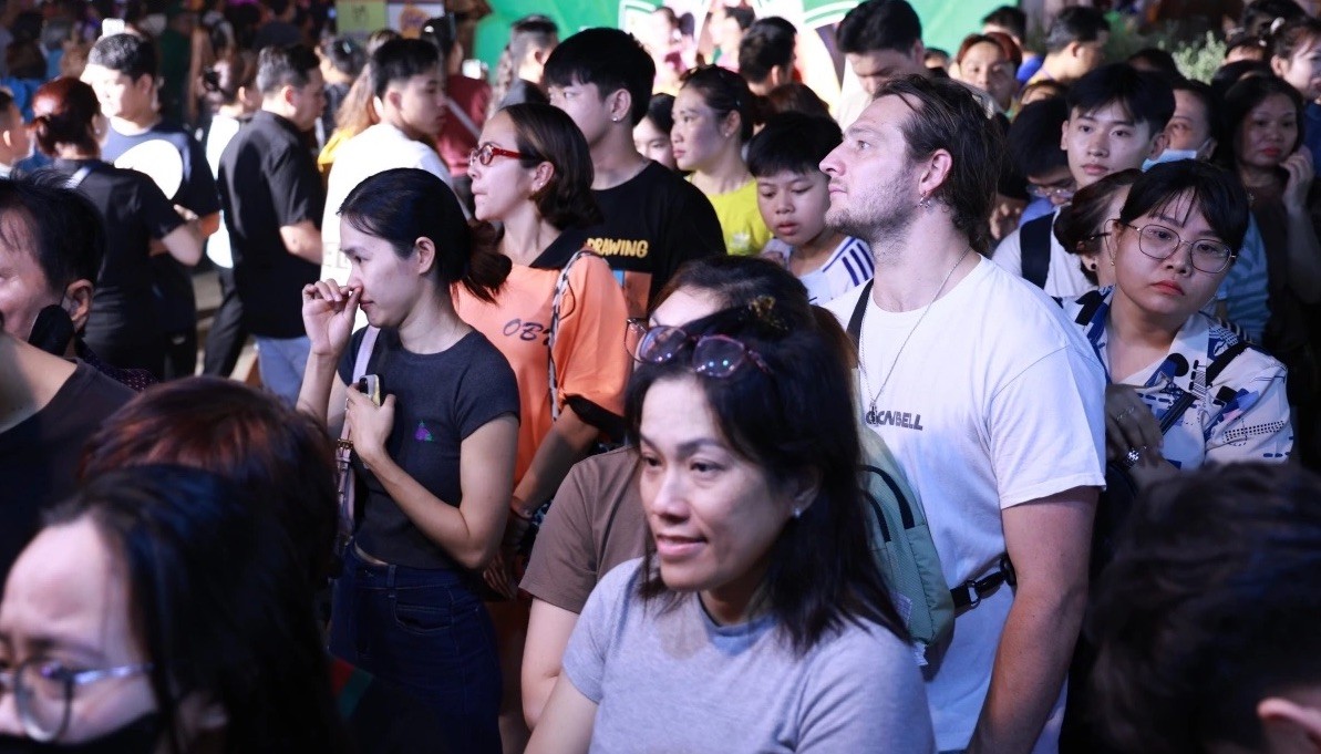 Du khách nước ngoài 'chen chân' thưởng thức bánh mì tại Lễ hội bánh mì Việt Nam Du khách nước ngoài 'chen chân' thưởng thức bánh mì tại Lễ hội bánh mì Việt Nam