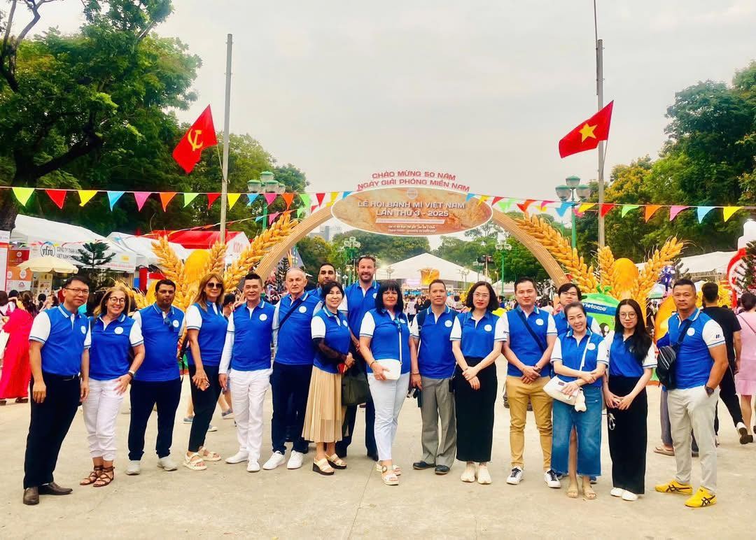 Du khách nước ngoài xếp hàng chờ thưởng thức bánh mì tại Lễ hội bánh mì Việt Nam Du khách nước ngoài xếp hàng chờ thưởng thức bánh mì tại Lễ hội bánh mì Việt Nam