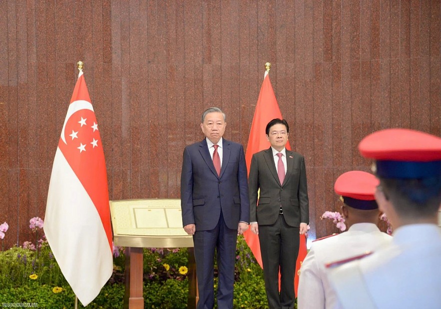 Singaporean Prime Minister and Secretary-General of the People's Action Party (PAP), Lawrence Wong, presided over the official welcome ceremony for General Secretary To Lam on March 12, 2025. (Photo: Tuan Anh)