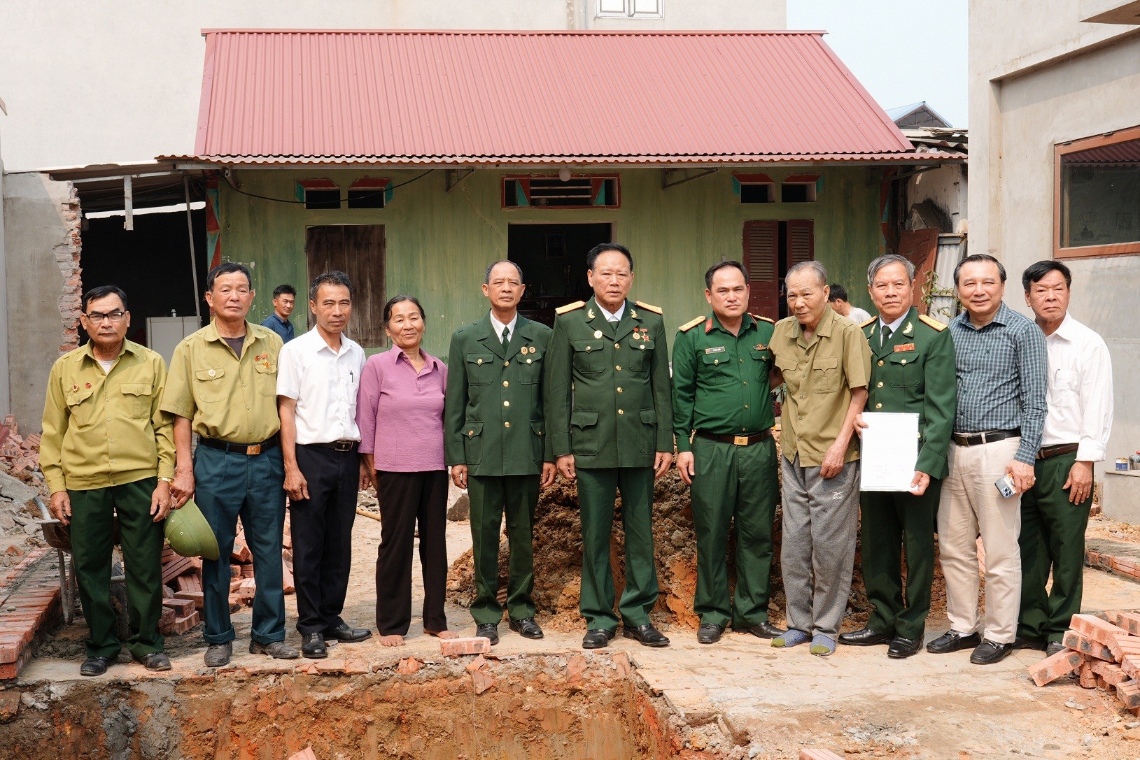 Các đại biểu tham quan công trình nhà ở đang thi công của gia đình ông Vũ Văn Phẳng Các đại biểu tham quan công trình nhà ở đang thi công của gia đình ông Vũ Văn Phẳng