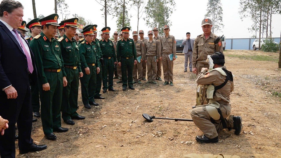 Delegates participnating the ceremony observe a demonstration of preparatory procedures before conducting bomb and mine clearance operations. (Photo: Delegates participnating the ceremony observe a demonstration of preparatory procedures before conducting bomb and mine clearance operations. (Photo: