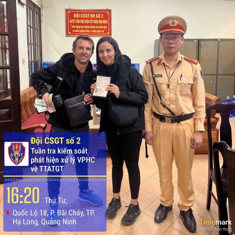 2 du khách vui mừng nhận lại tài sản của mình (Ảnh: CAQN). 2 du khách vui mừng nhận lại tài sản của mình (Ảnh: CAQN).