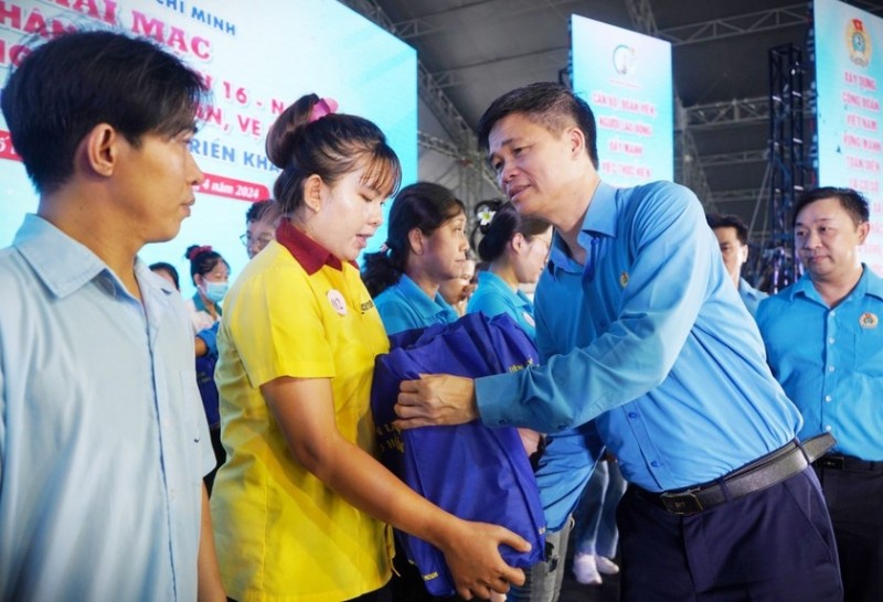 Ông Ngọ Duy Hiểu - Phó Chủ tịch Tổng LĐLĐ Việt Nam trao quà cho công nhân trong Tháng Công nhân 2024, tại TP HCM (Ảnh: T.L). Ông Ngọ Duy Hiểu - Phó Chủ tịch Tổng LĐLĐ Việt Nam trao quà cho công nhân trong Tháng Công nhân 2024, tại TP HCM (Ảnh: T.L).