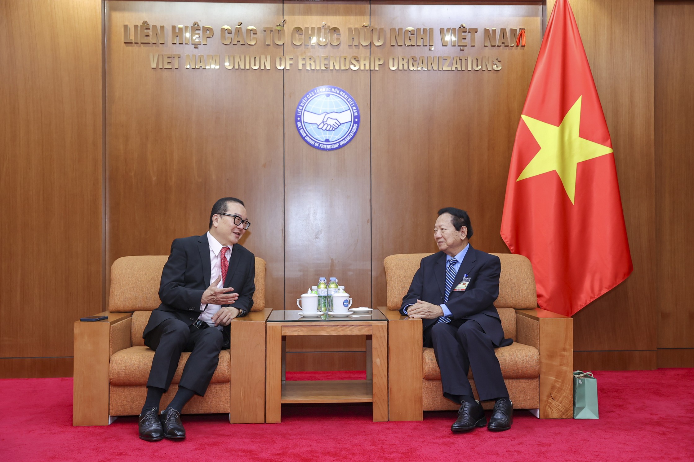 Phó Chủ tịch - Tổng Thư ký Hội hữu nghị Việt Nam - Singapore Nguyễn Đức Hùng (phải) tiếp ông Lian Wee Cheow, Phó Chủ tịch Quỹ Quốc tế Singapore. Phó Chủ tịch - Tổng Thư ký Hội hữu nghị Việt Nam - Singapore Nguyễn Đức Hùng (phải) tiếp ông Lian Wee Cheow, Phó Chủ tịch Quỹ Quốc tế Singapore.