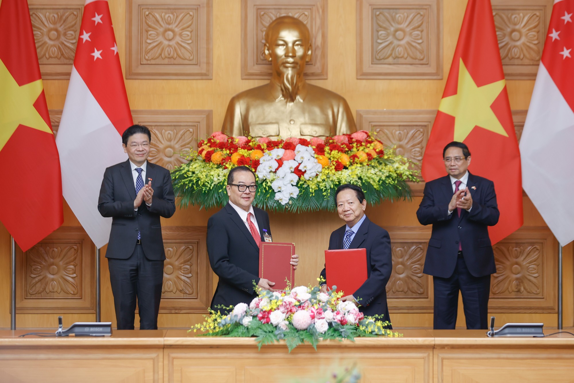Thủ tướng Phạm Minh Chính và Thủ tướng Lawrence Wong chứng kiến lễ ký kết Biên bản ghi nhớ hợp tác giữa Quỹ Quốc tế Singapore và Hội hữu nghị Việt Nam - Singapore (Ảnh: VGP/Nhật Bắc) Thủ tướng Phạm Minh Chính và Thủ tướng Lawrence Wong chứng kiến lễ ký kết Biên bản ghi nhớ hợp tác giữa Quỹ Quốc tế Singapore và Hội hữu nghị Việt Nam - Singapore (Ảnh: VGP/Nhật Bắc)