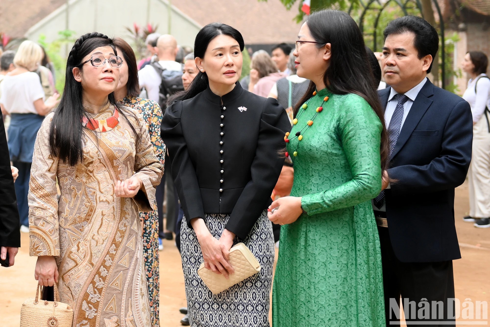 Hai Phu nhân Thủ tướng Việt Nam và Singapore thăm Bảo tàng Dân tộc học Việt Nam Hai Phu nhân Thủ tướng Việt Nam và Singapore đội nón lá, xem tranh Đông Hồ, nghe quan họ
