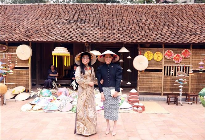 Hai Phu nhân còn cùng xem nghề làm nón truyền thống của làng Chuông (Hà Nội). Hai Phu nhân còn cùng xem nghề làm nón truyền thống của làng Chuông (Hà Nội).