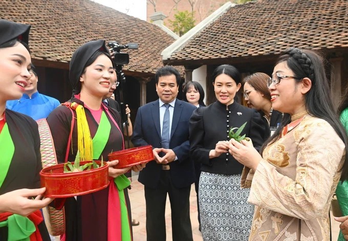 Hai Phu nhân Thủ tướng Việt Nam và Singapore thăm Bảo tàng Dân tộc học Việt Nam Hai Phu nhân Thủ tướng Việt Nam và Singapore đội nón lá, xem tranh Đông Hồ, nghe quan họ