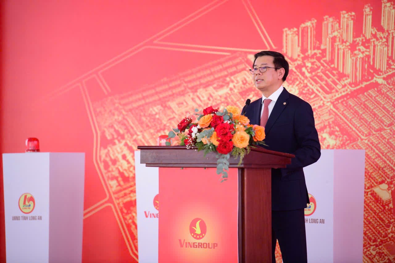 Ông Nguyễn Việt Quang – Phó Chủ tịch Hội đồng Quản trị kiêm Tổng giám đốc Tập đoàn Vingroup phát biểu tại sự kiện khởi công Ông Nguyễn Việt Quang – Phó Chủ tịch Hội đồng Quản trị kiêm Tổng giám đốc Tập đoàn Vingroup phát biểu tại sự kiện khởi công