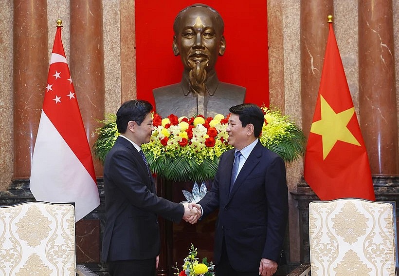 State President Luong Cuong (R) shakes hands with Singaporean Prime Minister Lawrence Wong. (Photo: VNA) State President Luong Cuong (R) shakes hands with Singaporean Prime Minister Lawrence Wong. (Photo: VNA)