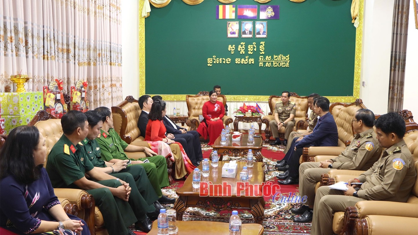 Các đoàn công tác Việt Nam thăm, chúc tết, tặng quà tại Campuchia Các đoàn công tác Việt Nam thăm, chúc tết, tặng quà tại Campuchia