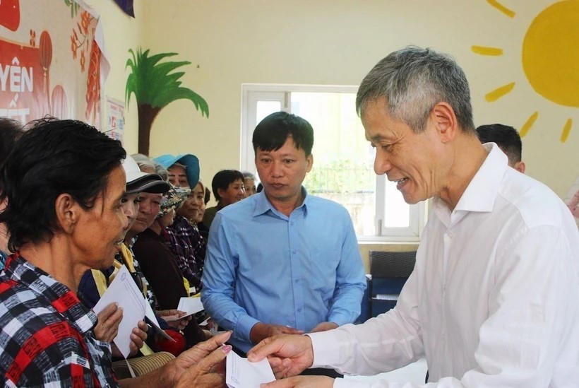 Hỗ trợ, chia sẻ khó khăn với bà con gốc Việt ở Tây Bắc Campuchia Hỗ trợ, chia sẻ khó khăn với bà con gốc Việt ở Tây Bắc Campuchia