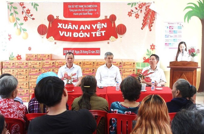 Hỗ trợ, chia sẻ khó khăn với bà con gốc Việt ở Tây Bắc Campuchia Hỗ trợ, chia sẻ khó khăn với bà con gốc Việt ở Tây Bắc Campuchia