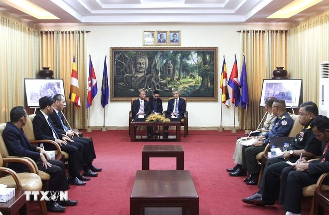 Hỗ trợ, chia sẻ khó khăn với bà con gốc Việt ở Tây Bắc Campuchia Hỗ trợ, chia sẻ khó khăn với bà con gốc Việt ở Tây Bắc Campuchia