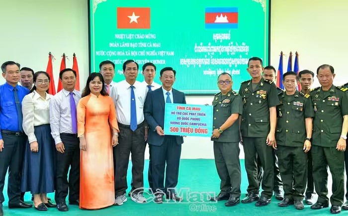 Thăm, chúc tết, tặng quà bà con gốc Việt tại Campuchia Thăm, chúc tết, tặng quà bà con gốc Việt tại Campuchia
