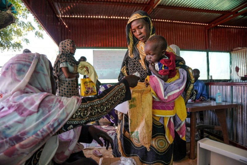 Một người phụ nữ và một em bé tại trại di dời Zamzam gần El Fasher ở Bắc Darfur, Sudan. Ảnh: Reuters