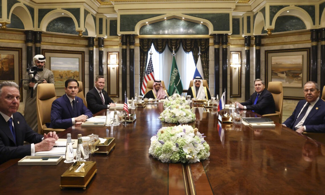Quan hệ Mỹ - Nga dưới thời Trump 2.0: Từ đối đầu đến đối thoại Quan hệ Mỹ - Nga dưới thời Trump 2.0: Từ đối đầu đến đối thoại