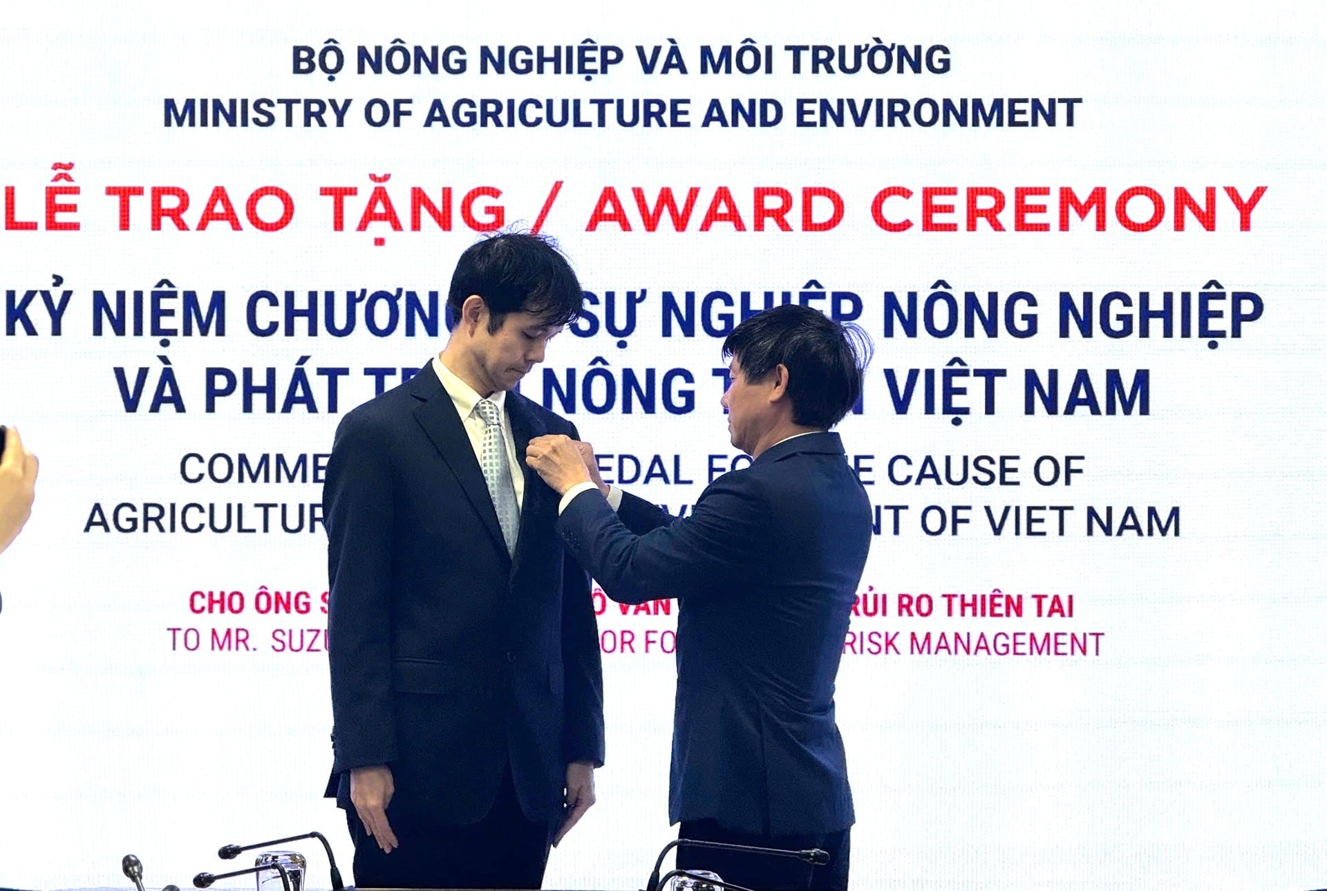 Cố vấn JICA nhận kỷ niệm chương vì những đóng góp cho công tác phòng chống thiên tai tại Việt Nam Ghi nhận đóng góp của cố vấn JICA cho công tác phòng chống thiên tai tại Việt Nam