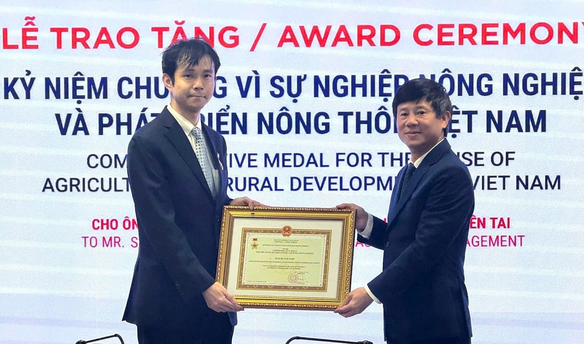Cố vấn JICA nhận kỷ niệm chương vì những đóng góp cho công tác phòng chống thiên tai tại Việt Nam Ghi nhận đóng góp của cố vấn JICA cho công tác phòng chống thiên tai tại Việt Nam