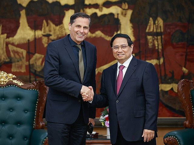 Prime Minister Pham Minh Chinh (R) shakes hands with Chairman and CEO Klaus Zellmer, Ha Noi, March 27, 2025. Photo: VGP/Nhat Bac Prime Minister Pham Minh Chinh (R) shakes hands with Chairman and CEO Klaus Zellmer, Ha Noi, March 27, 2025. Photo: VGP/Nhat Bac