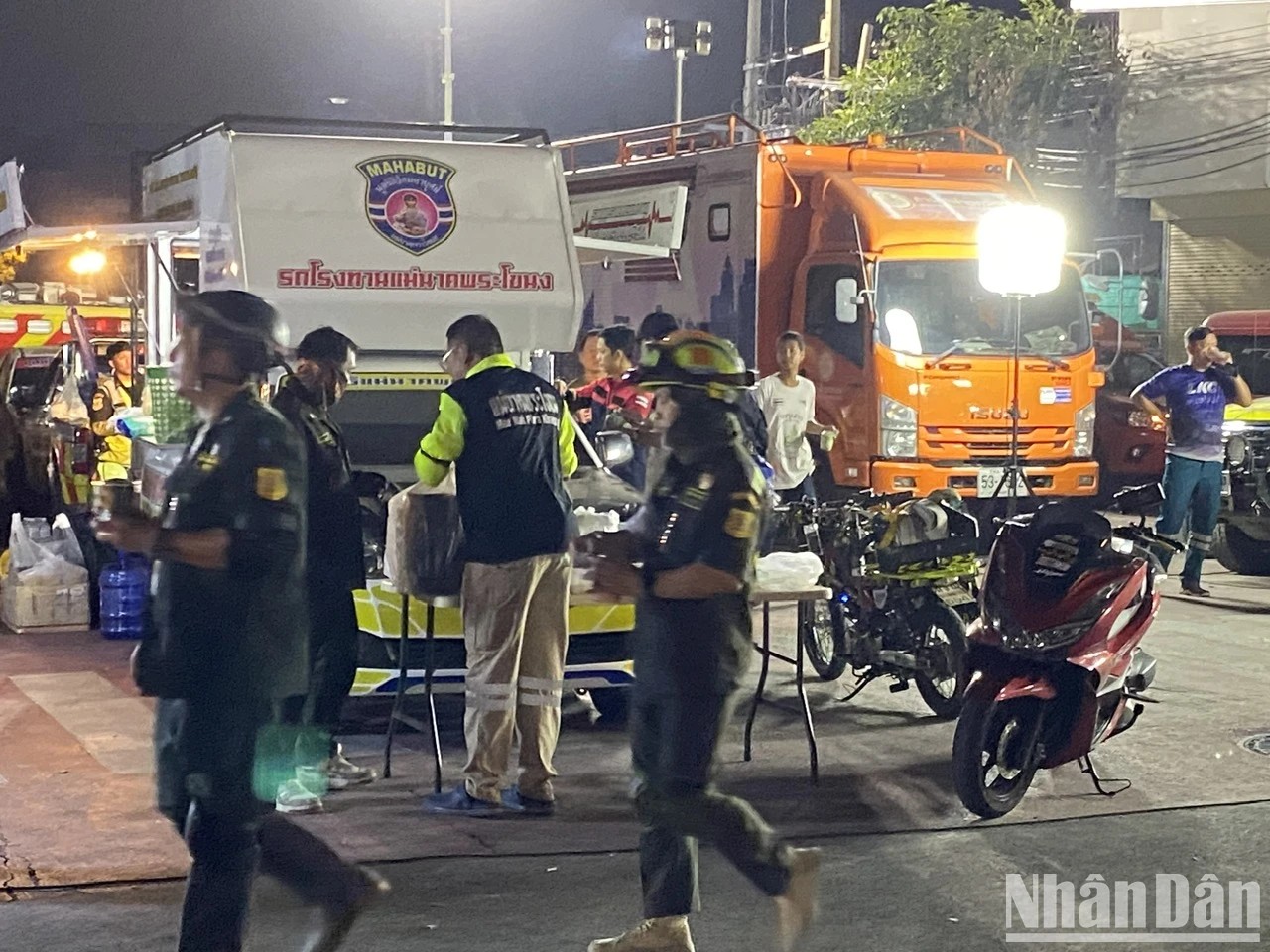 Bangkok đêm không ngủ tìm kiếm người mất tích trong động đất