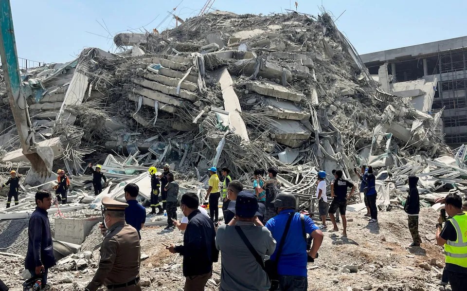 Một tòa nhà cao tầng ở Bangkok (Thái Lan) sụp đổ sau trận động đất. (Ảnh: Reuters) Một tòa nhà cao tầng ở Bangkok (Thái Lan) sụp đổ sau trận động đất. (Ảnh: Reuters)