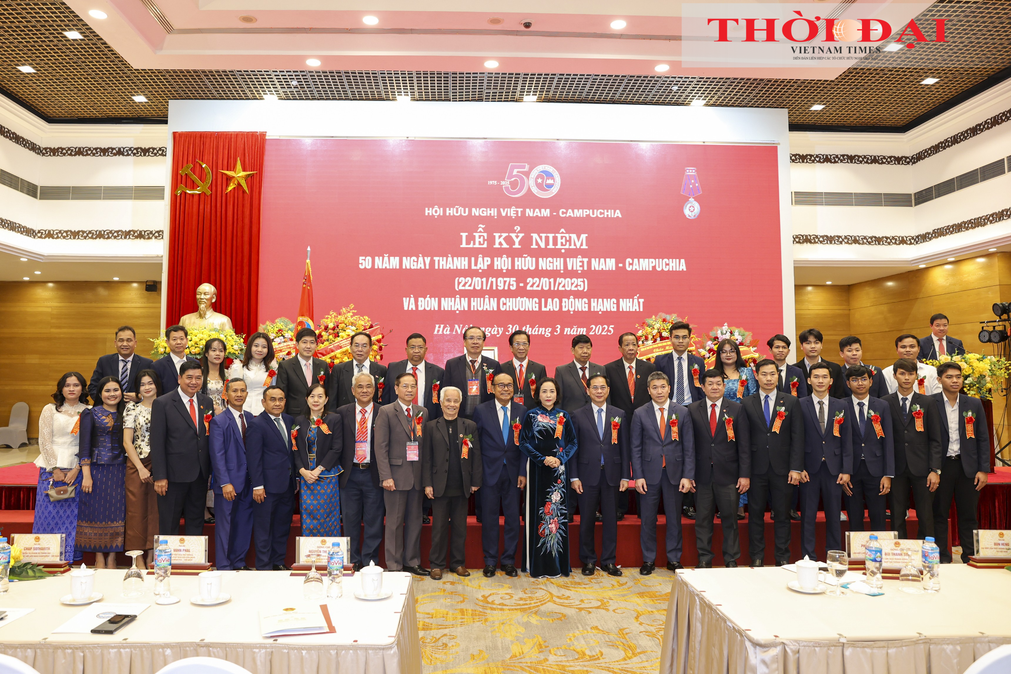 Phó Thủ tướng, Bộ trưởng Bộ Ngoại giao Bùi Thanh Sơn và Phó Chủ tịch Quốc hội, Chủ tịch Hội Hữu nghị Việt Nam - Campuchia Nguyễn Thị Thanh với các đại biểu chụp ảnh lưu niệm. Ảnh: Đinh Hòa Phó Thủ tướng, Bộ trưởng Bộ Ngoại giao Bùi Thanh Sơn và Phó Chủ tịch Quốc hội, Chủ tịch Hội Hữu nghị Việt Nam - Campuchia Nguyễn Thị Thanh với các đại biểu chụp ảnh lưu niệm. Ảnh: Đinh Hòa