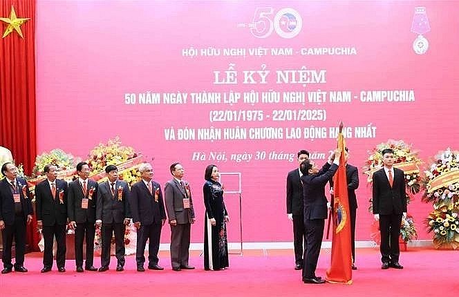 First-class Labour Order bestowed upon Vietnam-Cambodia Friendship Association First-class Labour Order bestowed upon Vietnam-Cambodia Friendship Association