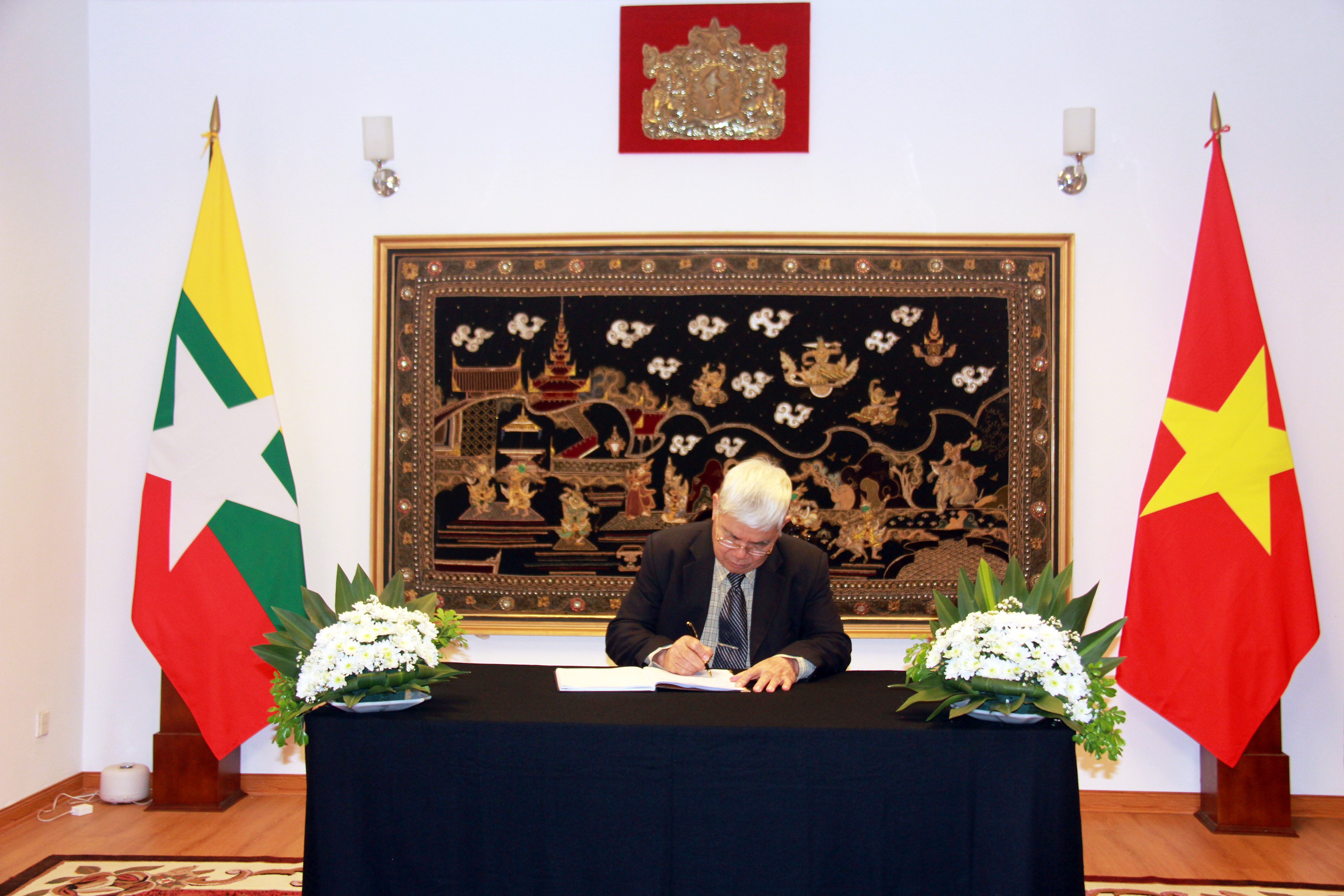 Ông Chu Công Phùng, Chủ tịch Hội hữu nghị Việt Nam - Myanmar ghi sổ tang tại Đại sứ quán Myanmar tại Việt Nam Ông Chu Công Phùng, Chủ tịch Hội hữu nghị Việt Nam - Myanmar ghi sổ tang tại Đại sứ quán Myanmar tại Việt Nam