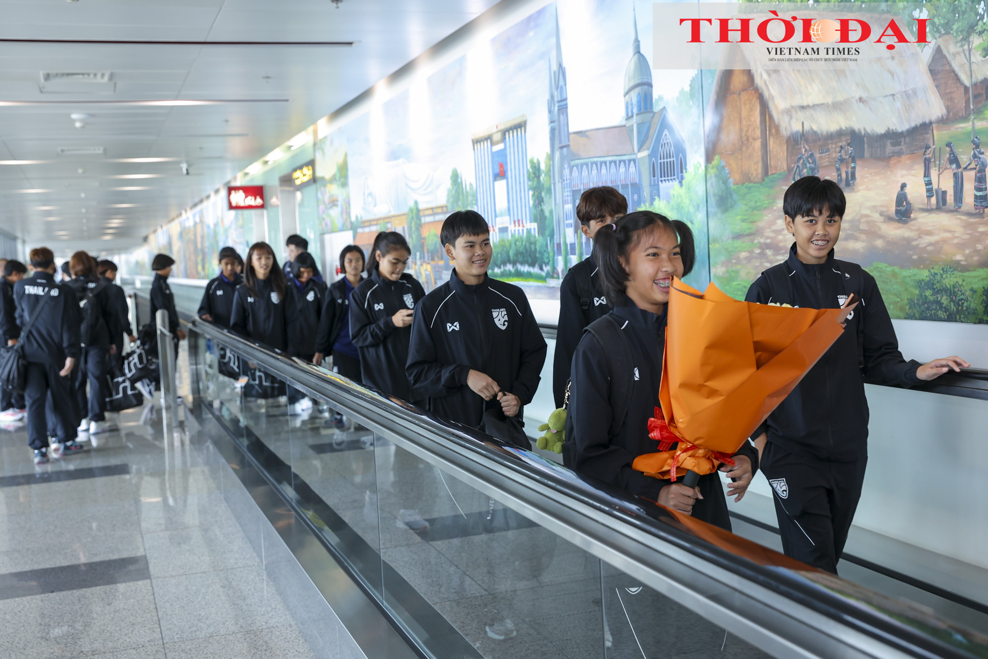 Các cầu thủ đội tuyển U17 nữ Thái Lan đến Việt Nam, sẵn sàng cho trận bóng đá giao hữu Các cầu thủ đội tuyển U17 nữ Thái Lan đến Việt Nam, sẵn sàng cho trận bóng đá giao hữu