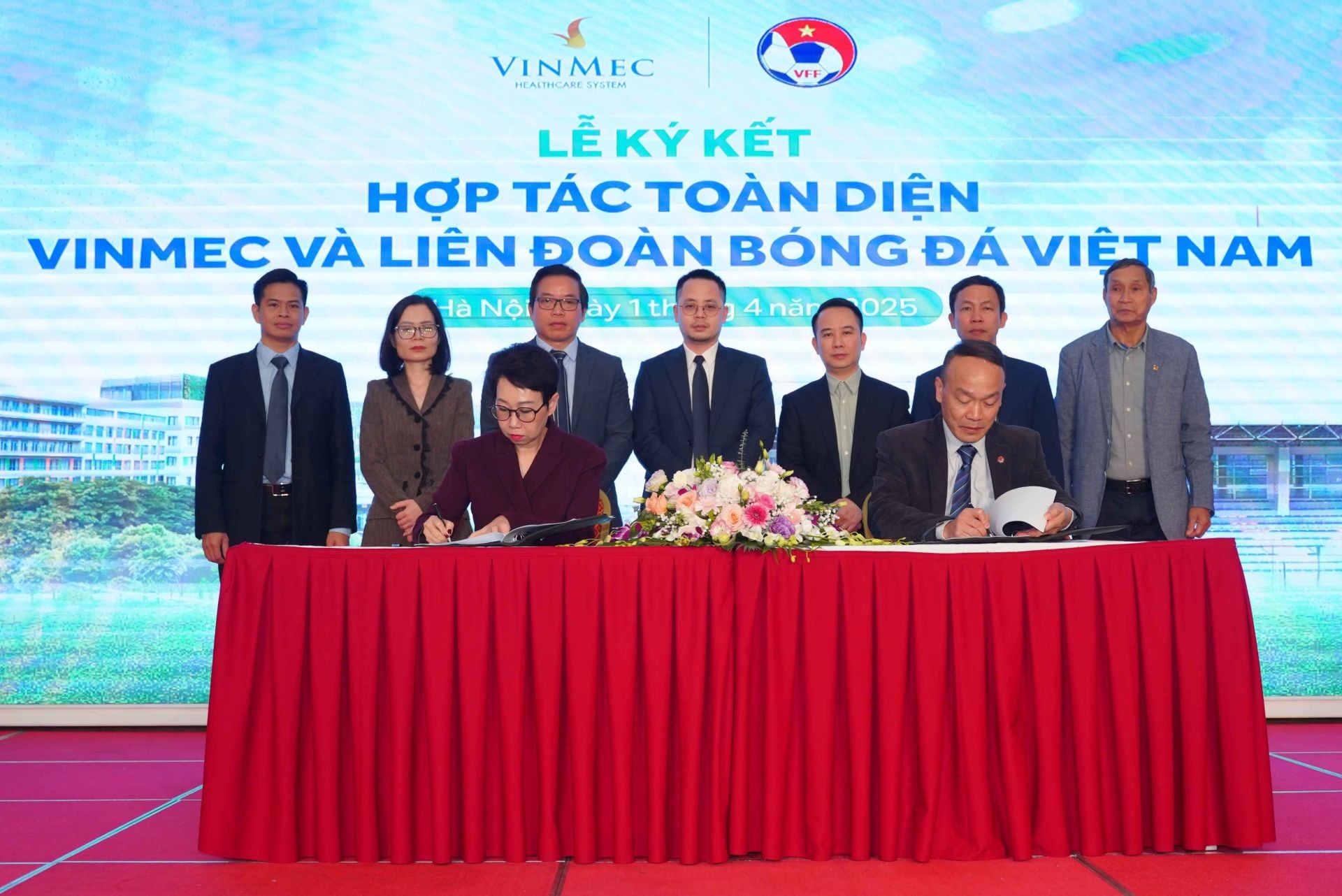 Ảnh 1: Bà Lê Thúy Anh - Tổng Giám đốc Hệ thống Y tế Vinmec và ông Nguyễn Văn Phú -Tổng Thư ký Liên đoàn bóng đá Việt Nam đại diện 2 bên chính thức ký kết hợp tác chiến lược toàn diện. Ảnh 1: Bà Lê Thúy Anh - Tổng Giám đốc Hệ thống Y tế Vinmec và ông Nguyễn Văn Phú -Tổng Thư ký Liên đoàn bóng đá Việt Nam đại diện 2 bên chính thức ký kết hợp tác chiến lược toàn diện.