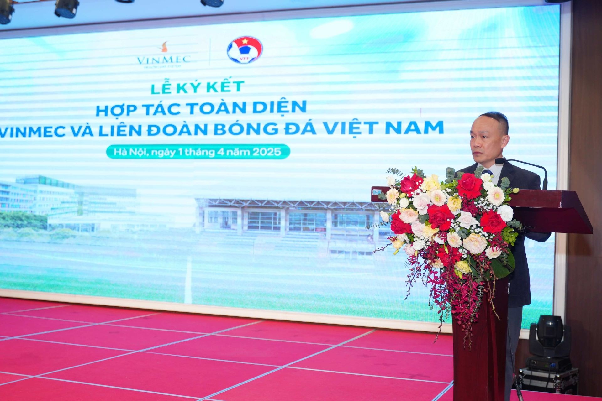 Ông Nguyễn Văn Phú, Tổng Thư ký Liên đoàn bóng đá Việt Nam đánh giá cao chất lượng điều trị chuyên nghiệp mà Vinmec trong quá trình nâng cao thành tích thi đấu của các đội tuyển. Ông Nguyễn Văn Phú, Tổng Thư ký Liên đoàn bóng đá Việt Nam đánh giá cao chất lượng điều trị chuyên nghiệp mà Vinmec trong quá trình nâng cao thành tích thi đấu của các đội tuyển.