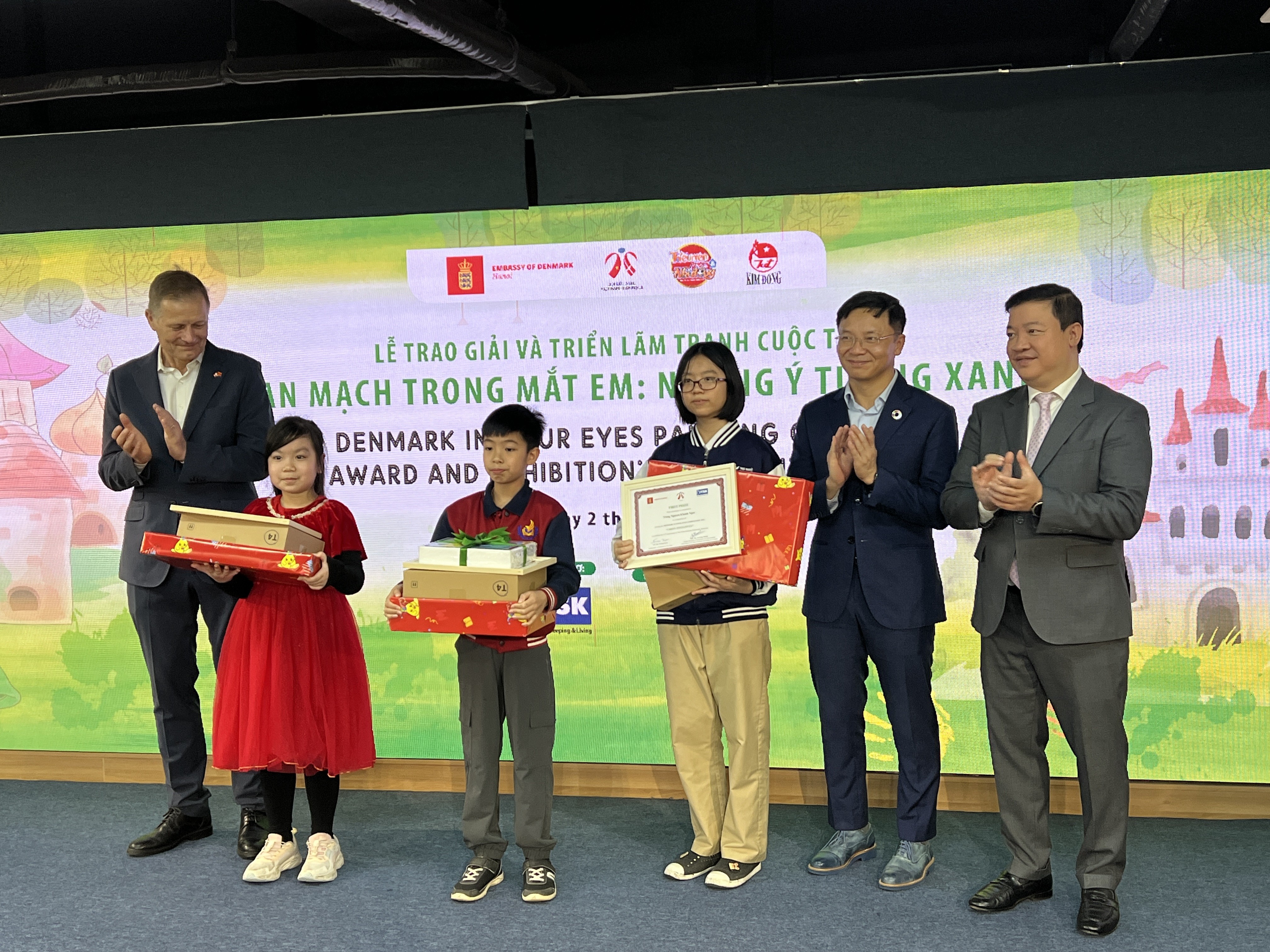 24.600 học sinh Việt Nam vẽ nên “Những ý tưởng xanh” 24.600 học sinh Việt Nam vẽ nên “Những ý tưởng xanh”