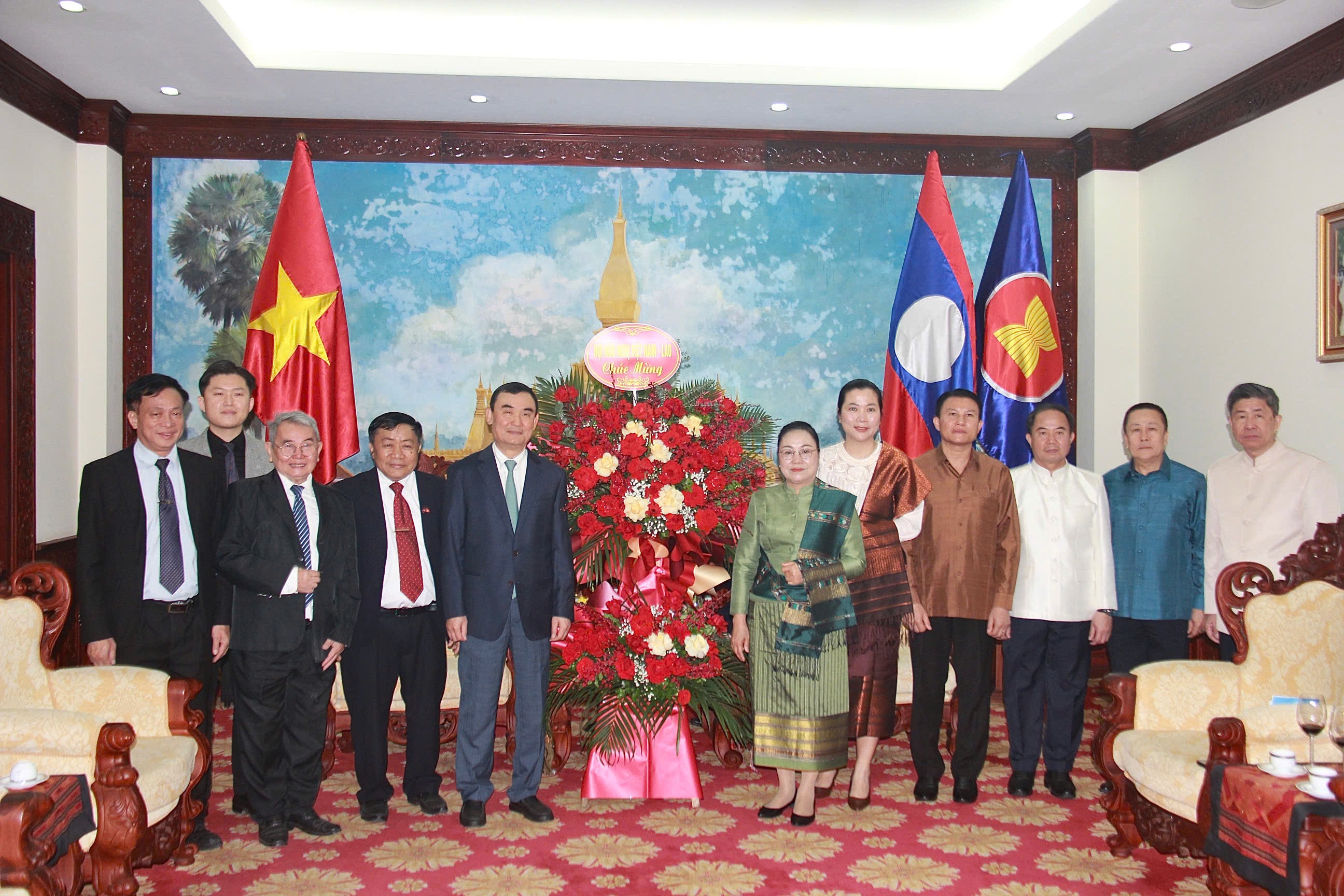 Đoàn đại biểu Hội hữu nghị Việt Nam - Lào đến chúc mừng Đại sứ quán Lào tại Việt Nam nhân dịp Tết cổ truyền Bunpimay 2025. (Ảnh: Thu Phượng) Đoàn đại biểu Hội hữu nghị Việt Nam - Lào đến chúc mừng Đại sứ quán Lào tại Việt Nam nhân dịp Tết cổ truyền Bunpimay 2025. (Ảnh: Thu Phượng)