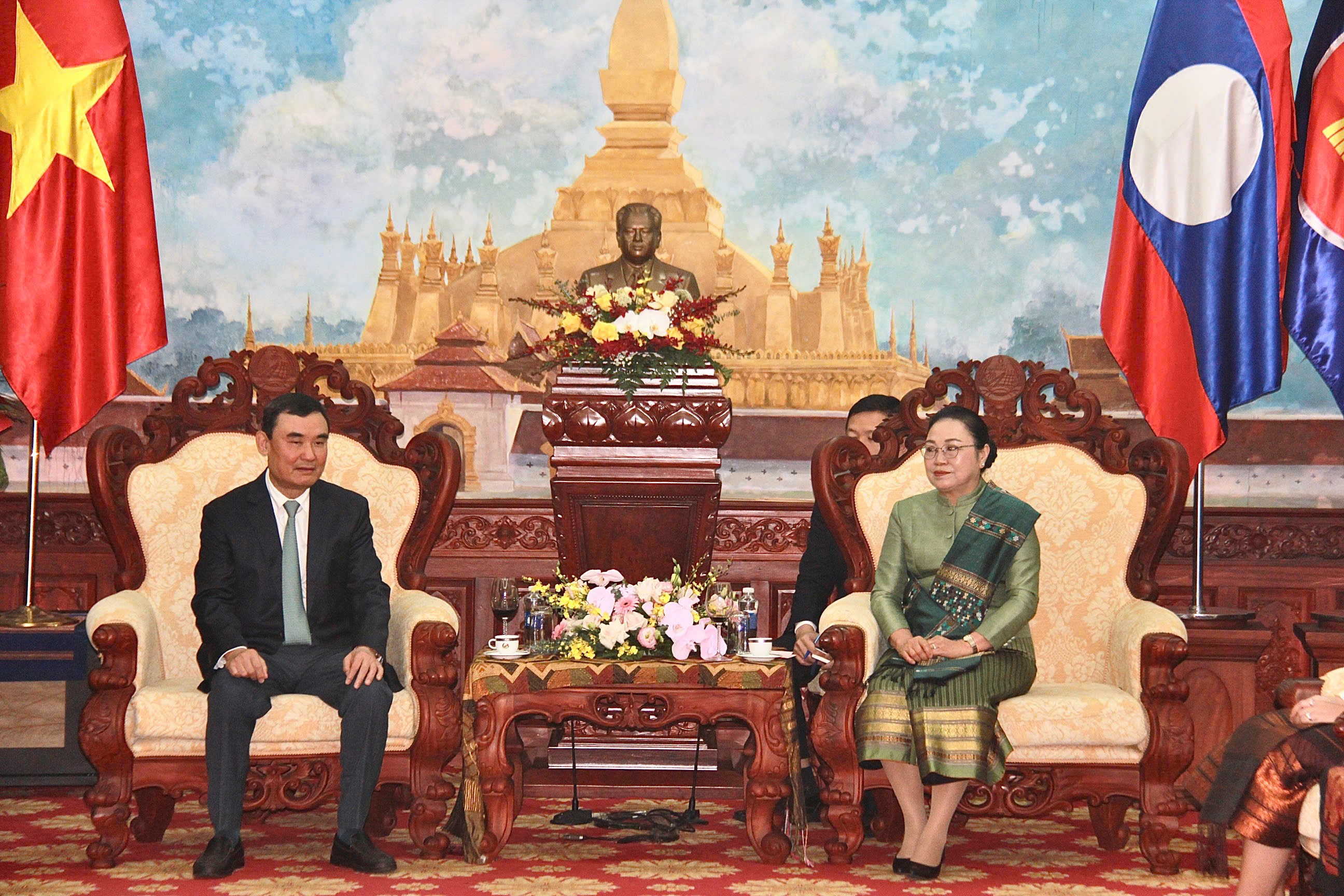Phó Chủ tịch Hội hữu nghị Việt Nam - Lào Nguyễn Xuân Thành trao đổi với Đại sứ đặc mệnh toàn quyền nước Cộng hòa Dân chủ Nhân dân Lào tại Việt Nam Khamphao Ernthavanh. (Ảnh: Thu Phượng) Phó Chủ tịch Hội hữu nghị Việt Nam - Lào Nguyễn Xuân Thành trao đổi với Đại sứ đặc mệnh toàn quyền nước Cộng hòa Dân chủ Nhân dân Lào tại Việt Nam Khamphao Ernthavanh. (Ảnh: Thu Phượng)