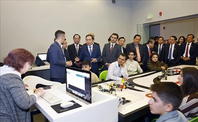 Chủ tịch Quốc hội tham quan Trung tâm Công nghệ sáng tạo TUMO của Armenia Chủ tịch Quốc hội tham quan Trung tâm Công nghệ sáng tạo TUMO của Armenia