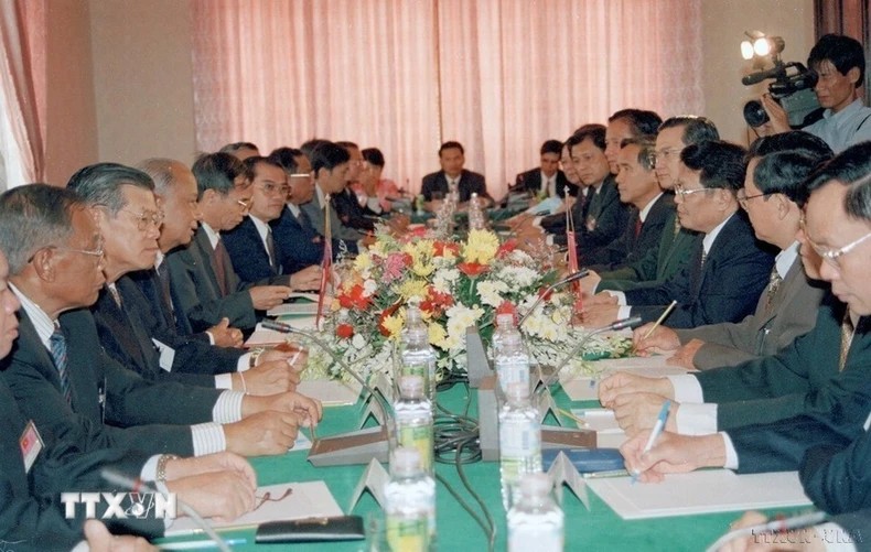 Chủ tịch nước Trần Đức Lương hội đàm với Chủ tịch Đảng, Chủ tịch nước Lào Khamtay Siphandone thăm hữu nghị chính thức Việt Nam (1999). Chủ tịch nước Trần Đức Lương hội đàm với Chủ tịch Đảng, Chủ tịch nước Lào Khamtay Siphandone thăm hữu nghị chính thức Việt Nam (1999).