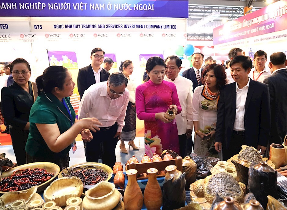 Các đại biểu tham quan các gian hàng tại triển lãm (Ảnh: BTC) Các đại biểu tham quan các gian hàng tại triển lãm (Ảnh: BTC)