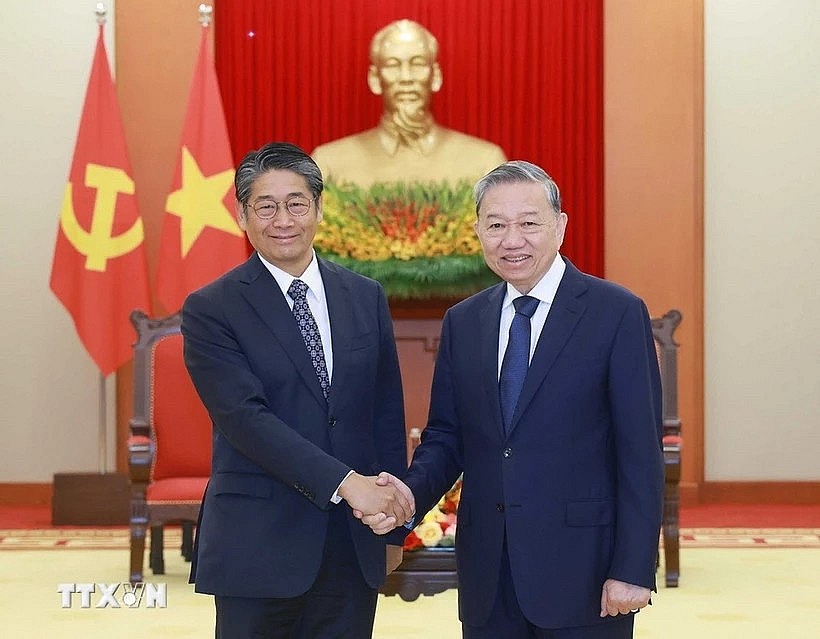 Party General Secretary To Lam (R) shakes hands with Japanese Ambassador to Vietnam Ito Naoki. (Photo: VNA) Party General Secretary To Lam (R) shakes hands with Japanese Ambassador to Vietnam Ito Naoki. (Photo: VNA)