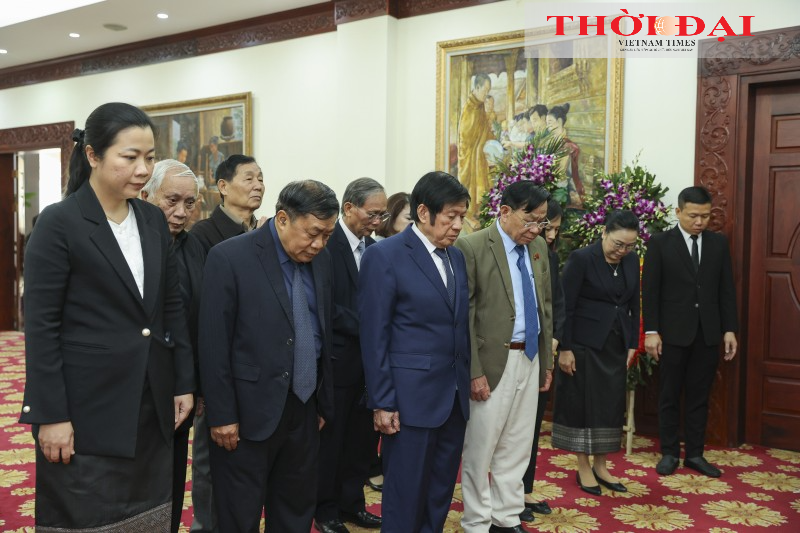 Đoàn Hội hữu nghị Việt Nam – Lào viếng Đại tướng Khamtay Siphandone. (Ảnh: Đinh Hòa) Đoàn Hội hữu nghị Việt Nam – Lào viếng Đại tướng Khamtay Siphandone. (Ảnh: Đinh Hòa)