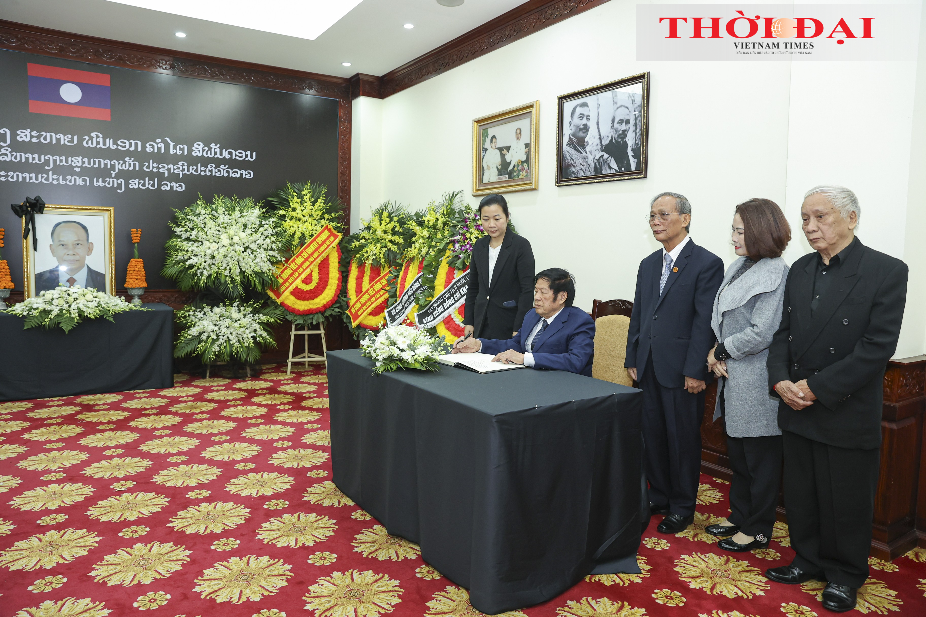 Trung tướng Nguyễn Tiến Long, Phó Chủ tịch Hội hữu nghị Việt Nam – Lào ghi sổ tang. (Ảnh: Đinh Hòa) Trung tướng Nguyễn Tiến Long, Phó Chủ tịch Hội hữu nghị Việt Nam – Lào ghi sổ tang. (Ảnh: Đinh Hòa)
