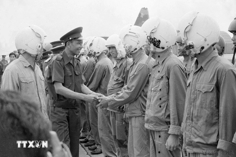 Lao Deputy Prime Minister and Minister of National Defence Khamtay Siphandone visits the Military Region 7 Command and Bien Hoa Airport (1977). Lao Deputy Prime Minister and Minister of National Defence Khamtay Siphandone visits the Military Region 7 Command and Bien Hoa Airport (1977).