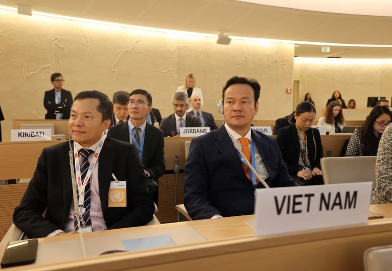 Đại sứ Mai Phan Dũng (phải) tham dự phiên khai mạc Hội đồng Nhân quyền Liên Hợp quốc khóa 58. (Ảnh: TTXVN)