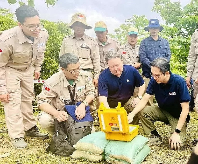 Deputy Foreign Minister Do Hung Viet and U.S. Ambassador Marc Knapper visited the site of the cooperation on mine clearance and the search for MIA in Huong Hoa, Quang Tri. (Photo: WVR) Deputy Foreign Minister Do Hung Viet and U.S. Ambassador Marc Knapper visited the site of the cooperation on mine clearance and the search for MIA in Huong Hoa, Quang Tri. (Photo: WVR)