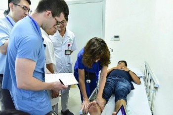 Operation Walk Chicago giúp bệnh nhân nghèo Việt Nam thay khớp miễn phí