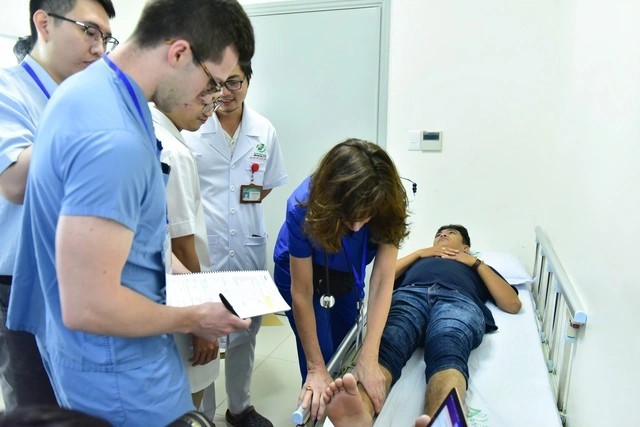 Tổ chức Operation Walk Chicago giúp bệnh nhân nghèo Việt Nam thay khớp miễn phí Operation Walk Chicago giúp bệnh nhân nghèo Việt Nam thay khớp miễn phí